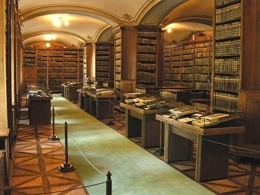 Cathedral Library, Kalocsa.jpg