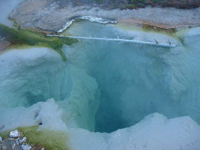 Bacterial Mats - Atlas Obscura Blog - Featured Images Yellowstone